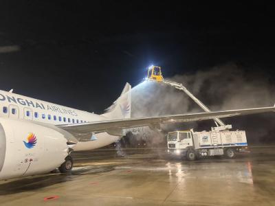 现场直击 | 风雪夜 守空港！荆州沙市机场迎战雨雪冰冻天气  