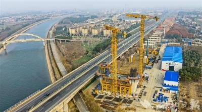 湖北日报客户端推出《汉宜高速改扩建引江济汉特大桥建设进入快速生产阶段》