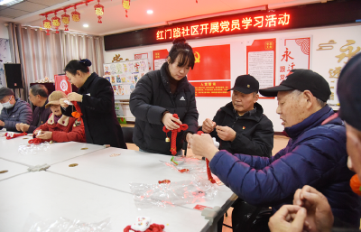 沙市区红门路社区：巧手编吉结 邻里共团圆