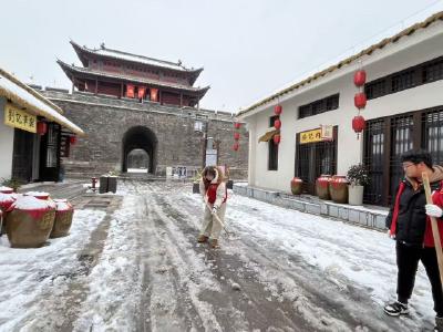 迎战低温雨雪天气 | 荆州区西城街道：返乡青年学子鏖战风雪