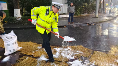  风雪映青春 ！荆州青年突击队破冰开路护民生