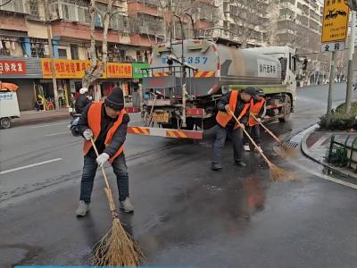 清理残雪扮靓城市：沙市城管开展边沟雪痕冲洗专项行动