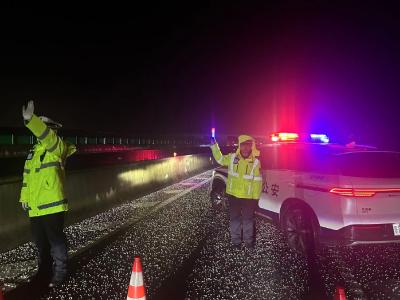 迎战低温雨雪天气 | 荆州多部门连夜联动防冰除雪保畅通