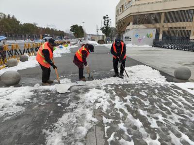 风雪止 校园净 路通畅 荆州区城管全力清理“平安”上学路