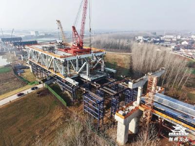 建设正酣！成功跨越荆江大堤