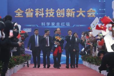 刚刚，12位巨星亮相武汉