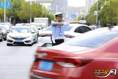 荆州交警：以忠诚担当守护路畅人安