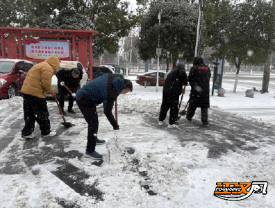 荆州经开区政务服务中心积极除雪畅通企业群众办事路