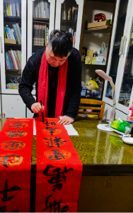 【全民写春联】墨润春联送福至 舒超公益暖荆城