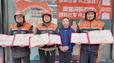 湖北洪湖：餐饮店主突发昏迷 外卖骑手果断施救