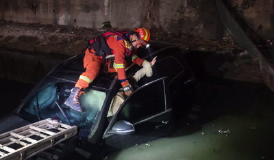 凌晨四点，荆州一辆轿车意外落水！现场紧急救援