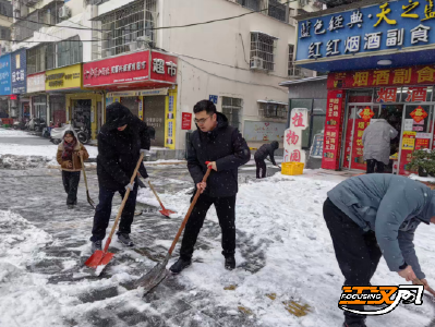 荆州市生态环境局组织党员干部开展铲雪除冰