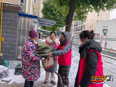 荆州经开区鱼农桥街道开展“暖心入户”走访行动 为独居老人送去温暖