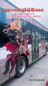 荆州十二时辰赤兔马观光车，招手即停 随时上下，游客：像关羽骑赤兔马一样快捷！