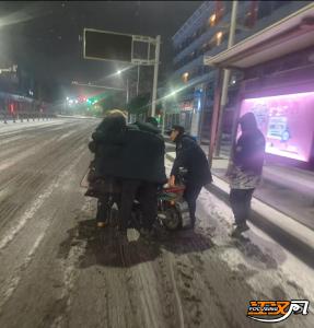 迎战低温雨雪天气 | 风雪夜：荆州城管暖心帮助“夜归人”