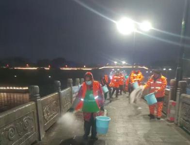 现场直击 | 荆州区城管连夜应对寒潮 除冰防滑守护市民平安出行