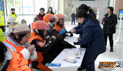 荆州市总工会与国网荆州供电公司联合开展“暖冬腊八·驿路同行”慰问活动