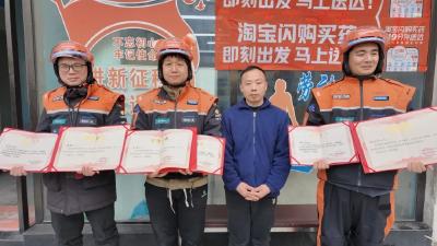 到点未出餐，3名骑手陆续冲了进来……