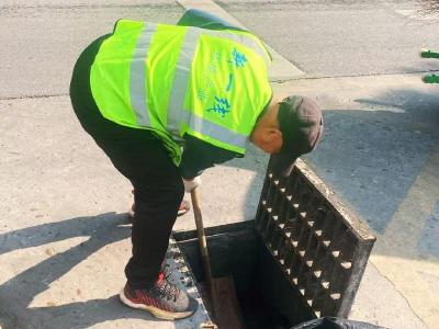 战寒潮、除隐患、保畅通！沙市区开展雨箅清掏专项行动