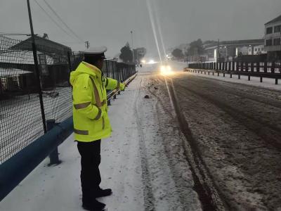 湖北日报客户端推出《全力除雪，荆州交通主动脉运行正常》