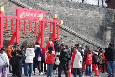 荆州区：“荆声有你”守新春 西城志愿助凤舞