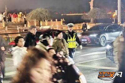 这个春节，荆州街头最暖的“警”色