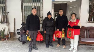 荆州区河套社区联合多方慰问辖区困难党员群众