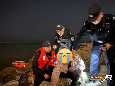 男子江中轻生，民警合力救回
