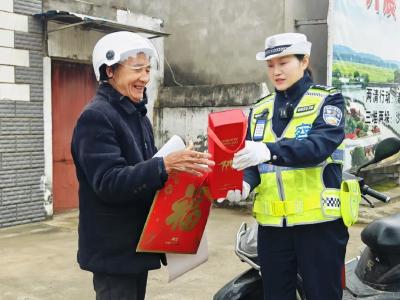 平安春运 交警同行｜荆州交警“敲门行动”送福送平安