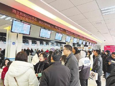 湖北日报07版荆州观察刊发《公安县“春风行动”提供近7000个就业岗位》