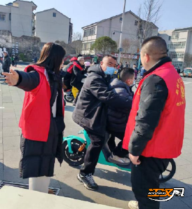 志愿红点亮古城春韵  暖心服务护航新春出游
