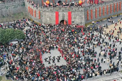 湖北荆州：新春开城大典让游客沉浸体验年味