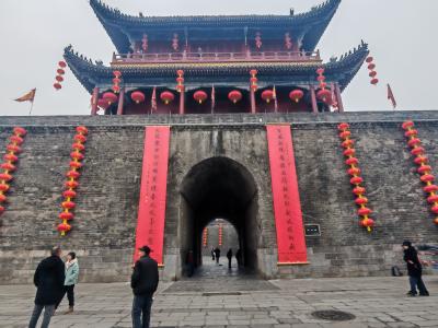 荆州古城挂春联迎新春 千年城墙年味浓