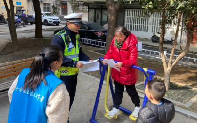 荆州交警开展“敲门行动” 守护“一老一小”平安出行