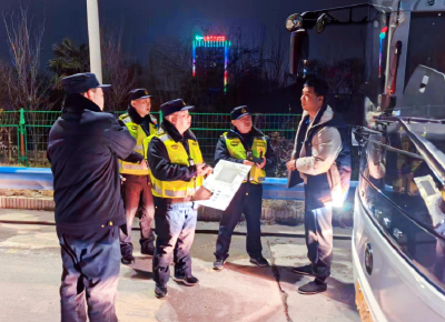 荆州交通执法深夜突击 空地协同守护春运平安路