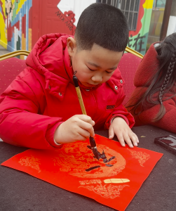 墨香暖归途 “全民春联”送万福——荆州火车站开展2026马年新春活动