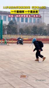 11岁男孩向武警脱帽致敬，武警暖心回礼！