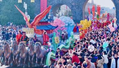 现场直击荆州古城大巡游！场面很震撼→