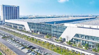 湖北日报07版荆州观察刊发《荆州“招商新战法”一年签回5个百亿项目》