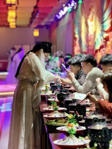 荆州首个沉浸式餐秀《三国宴》开张！