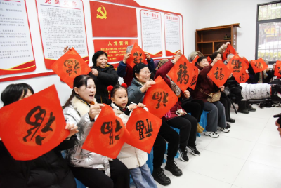 荆州区解放社区：“红色管家”递浓情 翰墨迎春送福至