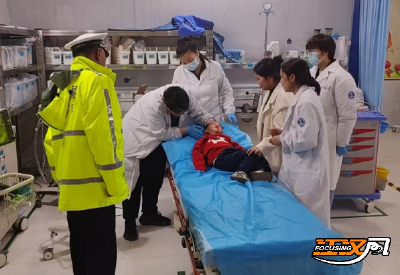 警灯照亮生命通道 高警监利大队紧急护送受伤幼童就医