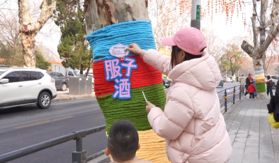 萌娃扮靓行道树，沙市街头年味浓