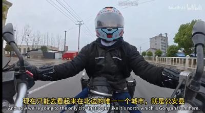 外国百万粉丝博主在荆州体验轮渡！