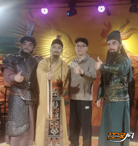 海外华文媒体专家纷纷与“刘关张”NPC互动合影