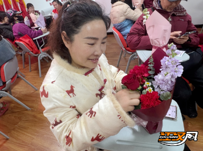 花香悦芳华 巧手绽风采 沙市区健康巷社区举行庆“三八”插花主题活动