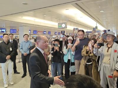 大使中东履新第一天，在机场送别同胞
