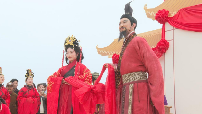 沉浸式“汉婚大典”引爆石首桃源小镇 游客穿越千年当“喜宴宾客”