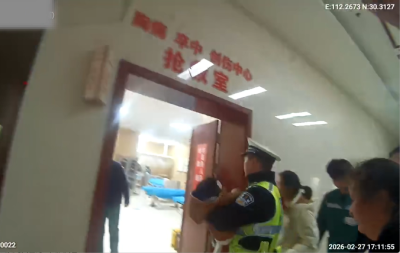 紧急救援！荆州交警5分钟打通儿童生命通道