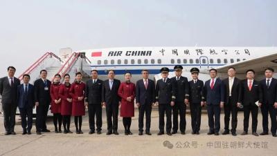 时隔六年，中国航班再次抵达朝鲜，中国驻朝鲜大使到机场迎接